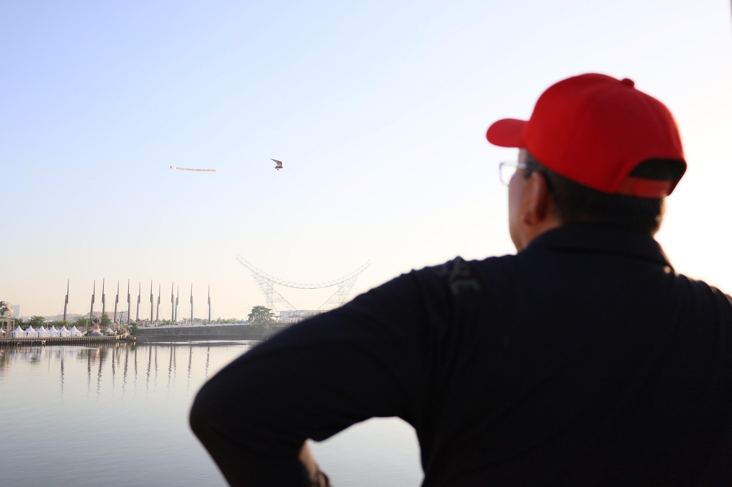 Danny Pomanto Tinjau Persiapan F8 dan Nonton Aerobatic Trike dari Anjungan City of Makassar