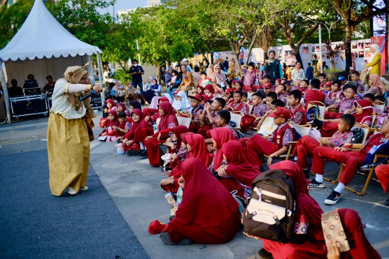 Panggung F8 Makassar Hadirkan Dongeng Keliling Hibur 100 Siswa SDN Garuda