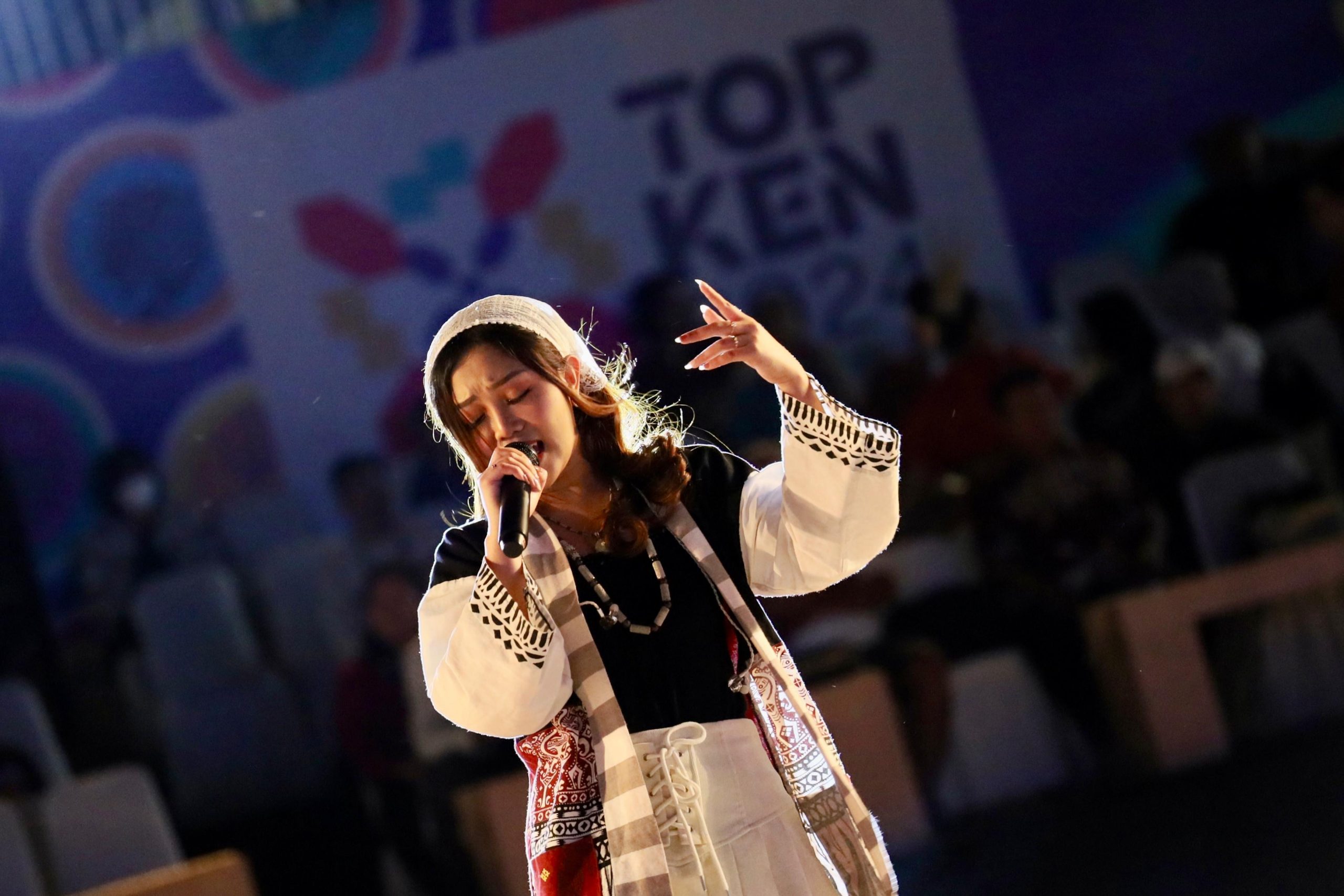 Penyanyi Asal Toraja Mey Christine, Inspirasi Anak-Anak Muda di Panggung F8 Makassar