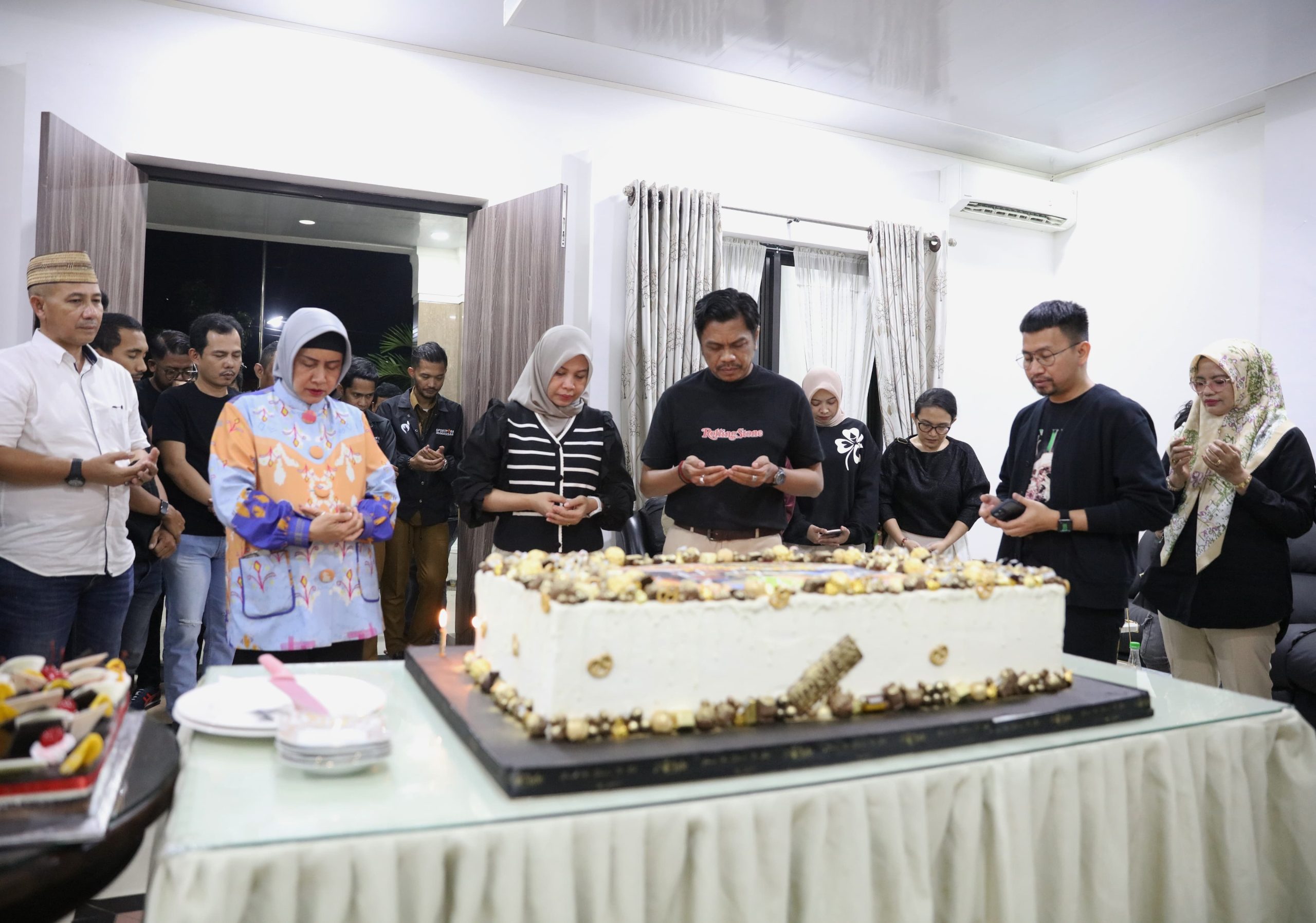 Syukuran HUT ke 43 Tahun, PJ Sekda Diberi Doa dan Suapan Kue Dari Ketua TP PKK Kota Makassar