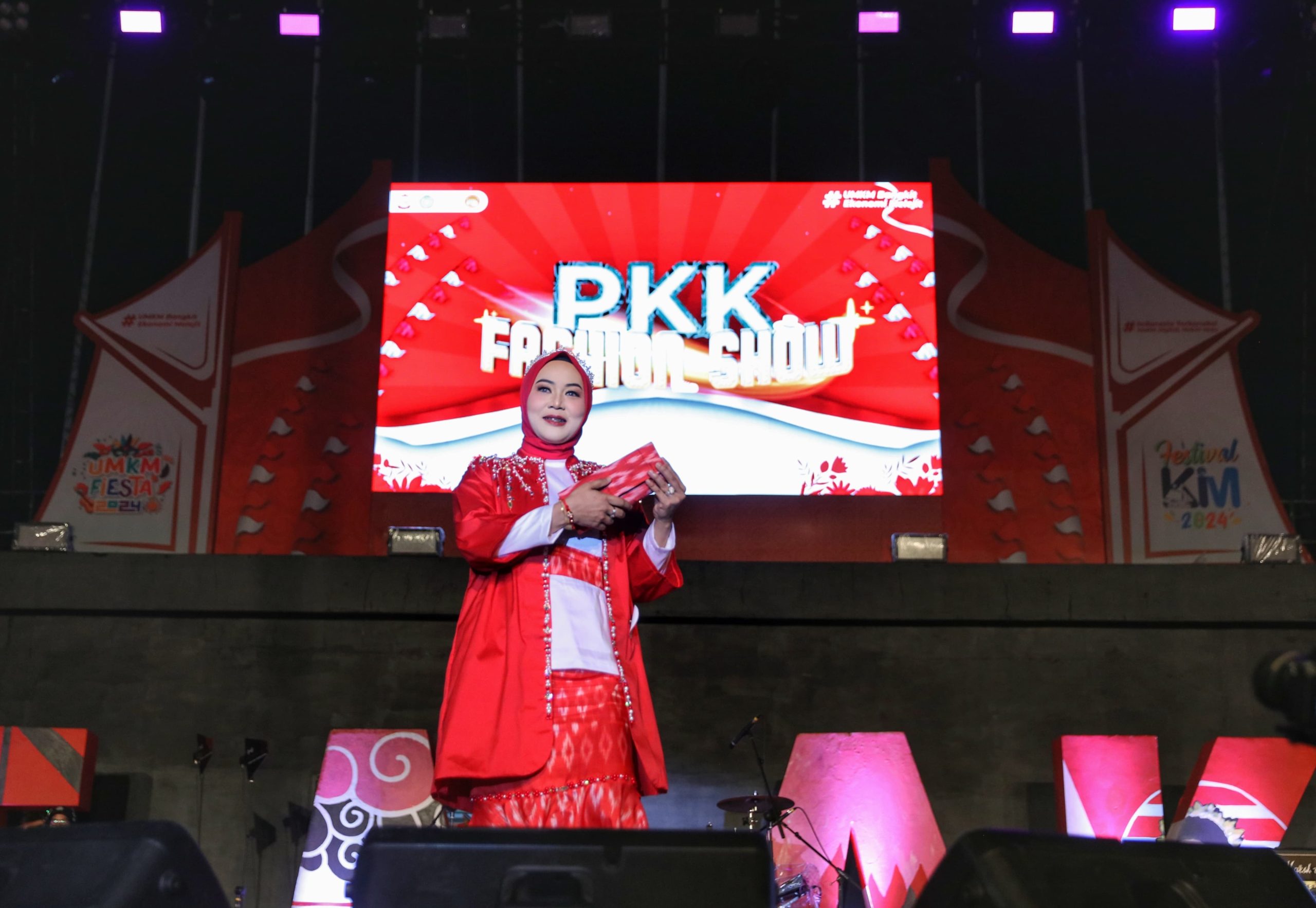 Panggung Fashion Show Tampilkan Beragam Produk UMKM Khas Masing-Masing Kecamatan