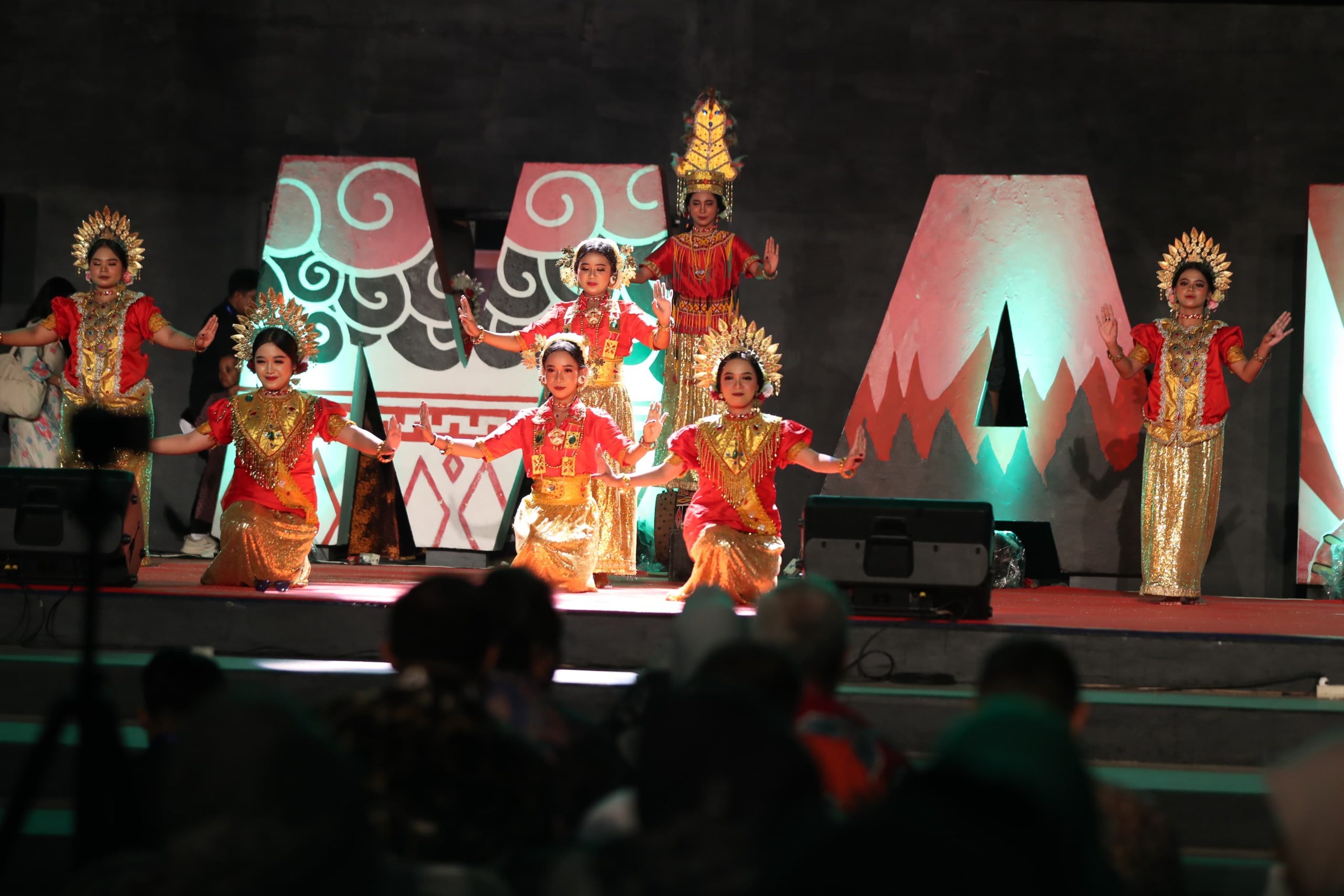 Pesona Tari Paduppa Hiasi Panggung KIM Fest 2024 di Makassar