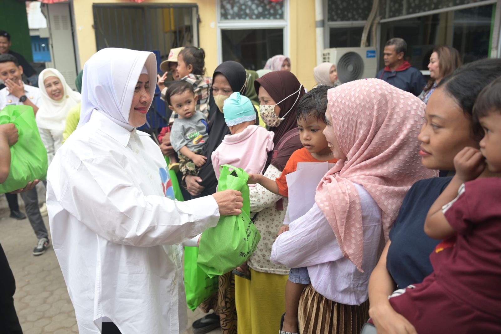 Ketua TP PKK Kota Makassar Serahkan Bantuan Stunting di Panakkukang