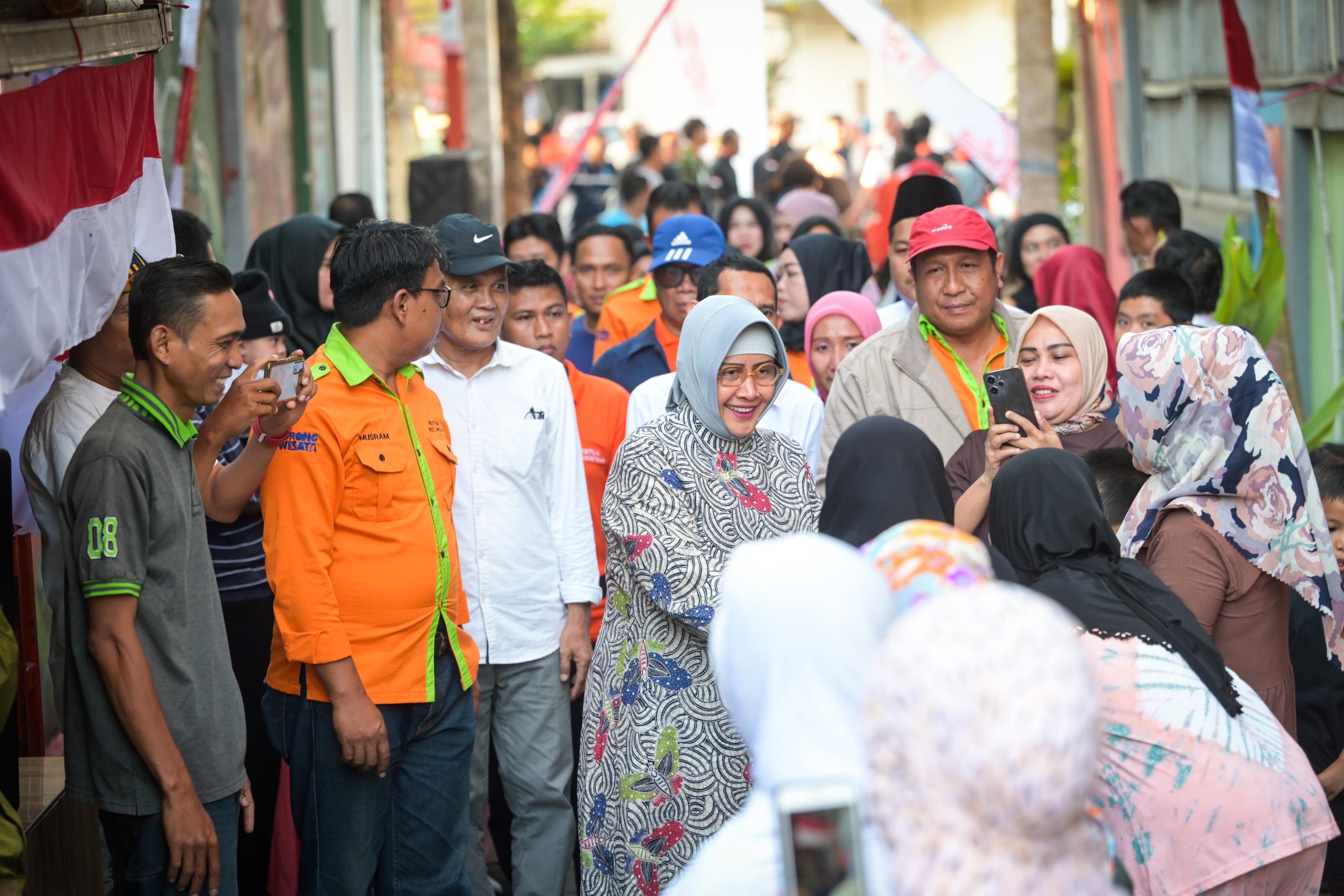 Ketua TP PKK Kota Makassar Tekankan Pentingnya ‘Jagai Anak Ta’ Saat Kunjungi Longwis di Kecamatan Wajo