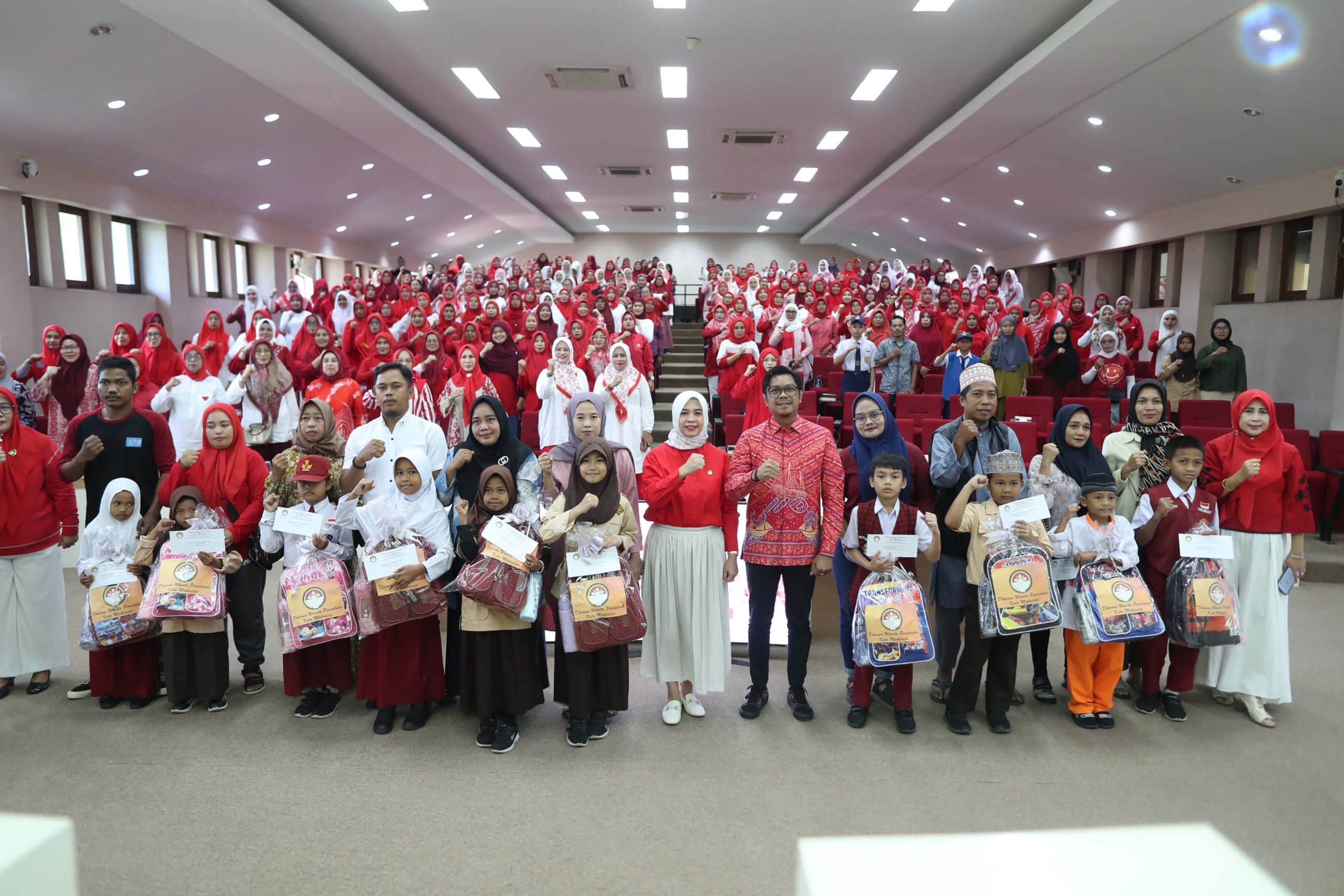 DWP Kota Makassar Berikan Bantuan Dana dan Perlengkapan Pendidikan bagi Anak Satgas Kebersihan Berprestasi