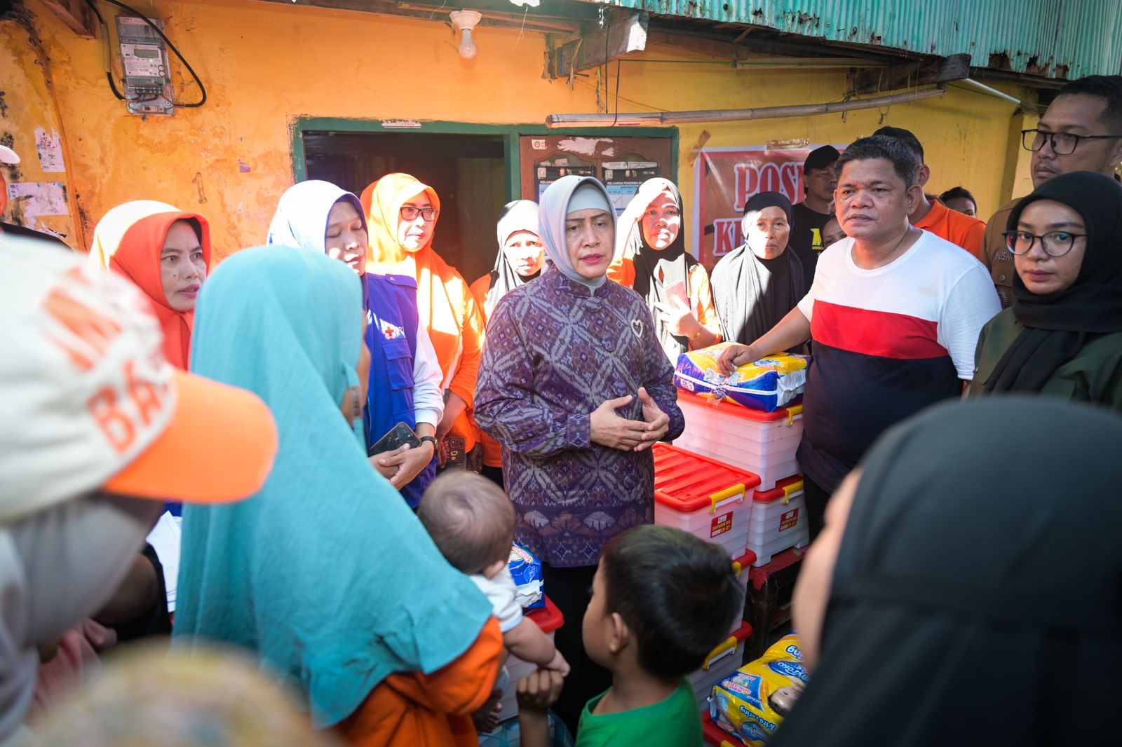 Indira Yusuf Ismail Salurkan Bantuan Kepada Korban Kebakaran di Maccini Gusung