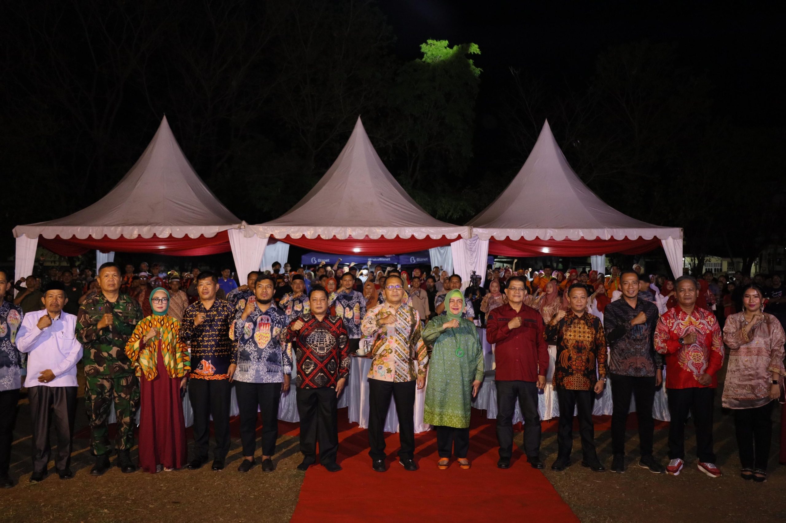 Ketua TP PKK Kota Makassar Dampingi Wali Kota Makassar Hadiri Pesta Rakyat di Tiga Kecamatan