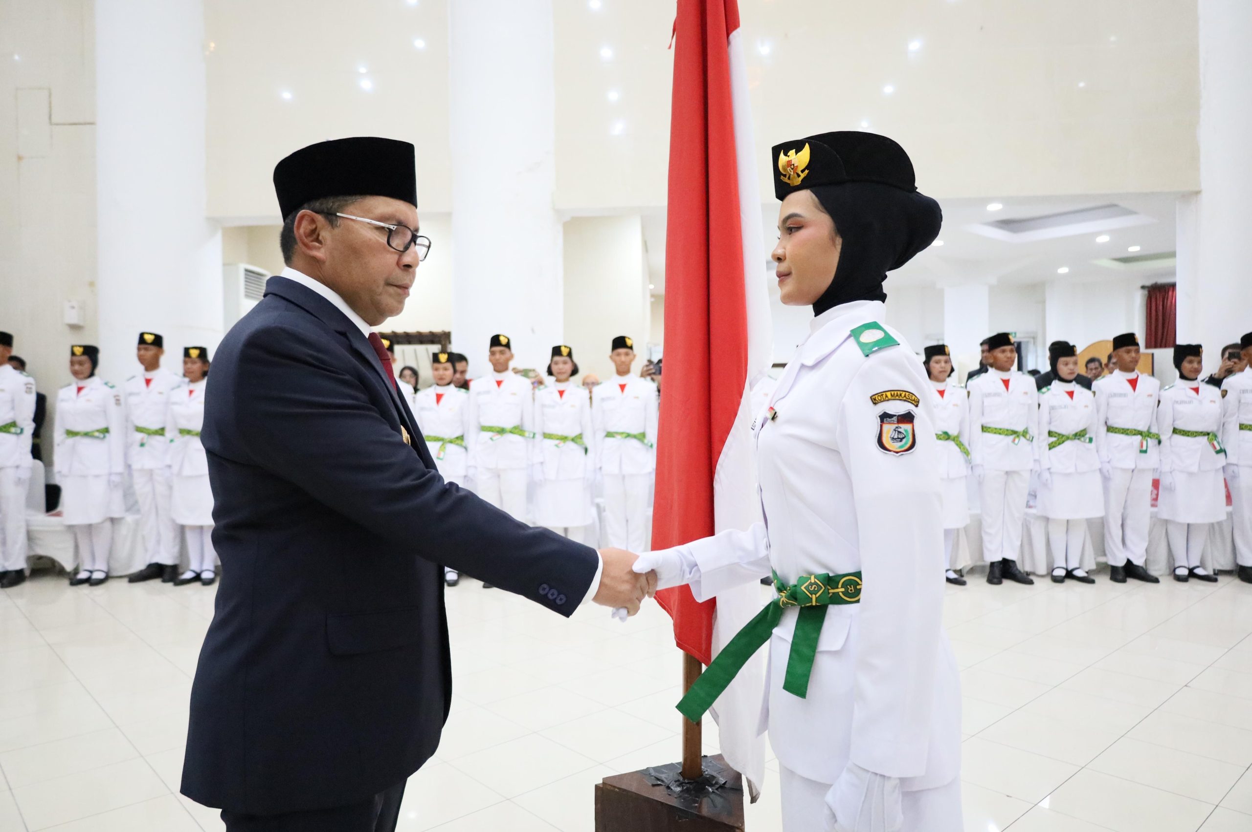 Wali Kota Kukuhkan Paskibraka 2024: Putra-Putri Terbaik Kota Makassar