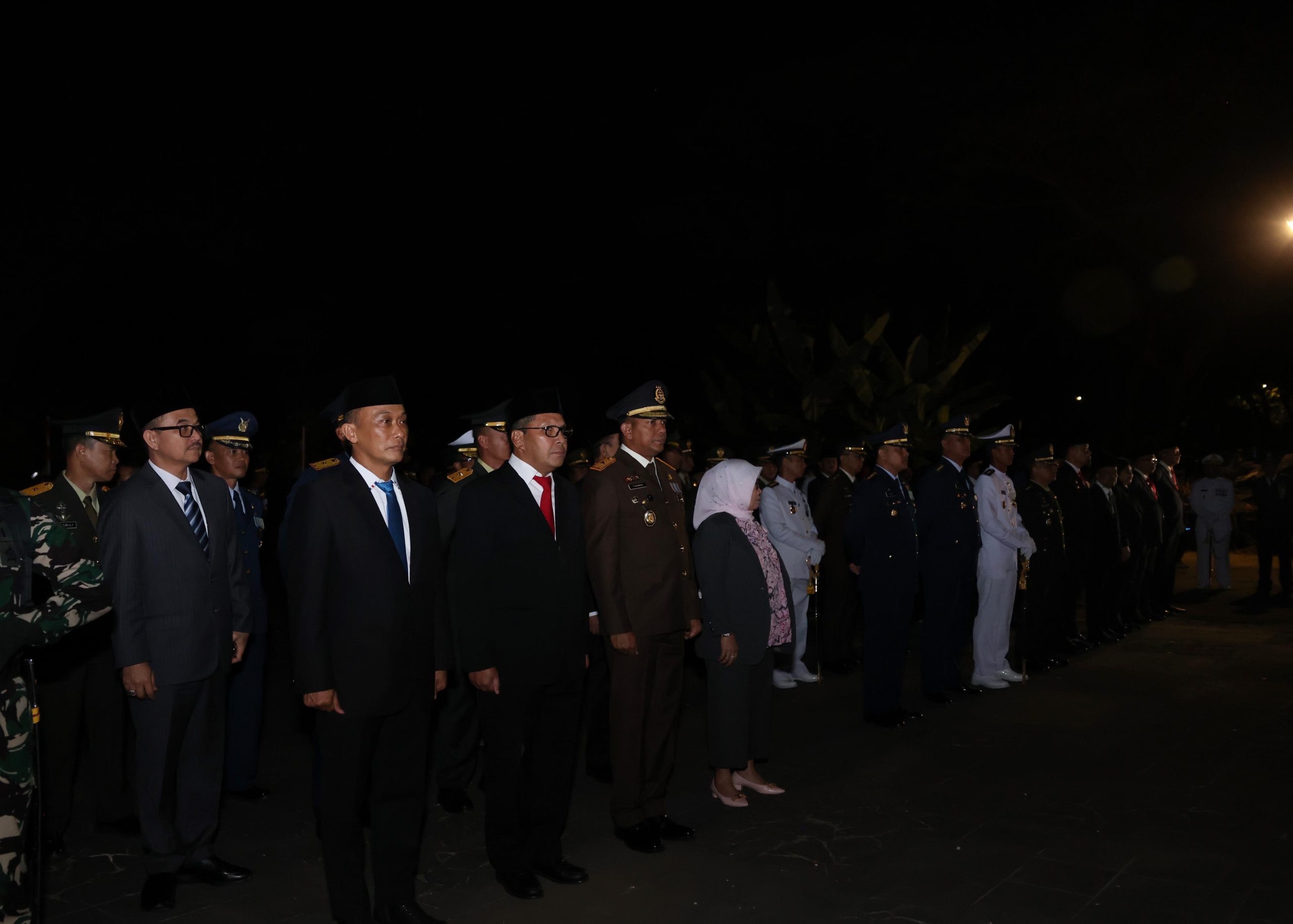 *Danny Pomanto Berkhidmat pada Apel Kehormatan dan Renungan Suci di TMP Panaikang*