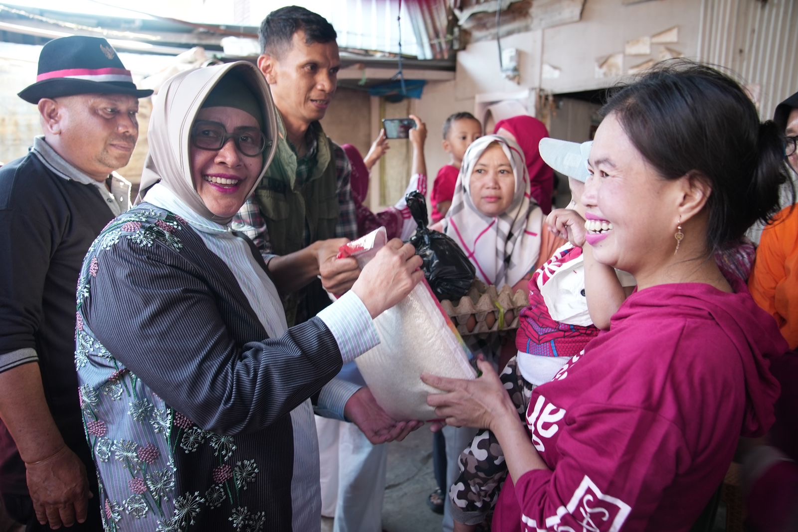 Indira Yusuf Ismail Serahkan Bantuan Anak Stunting dan Lansia di Longwis Torrent pada HUT Ke-79 RI