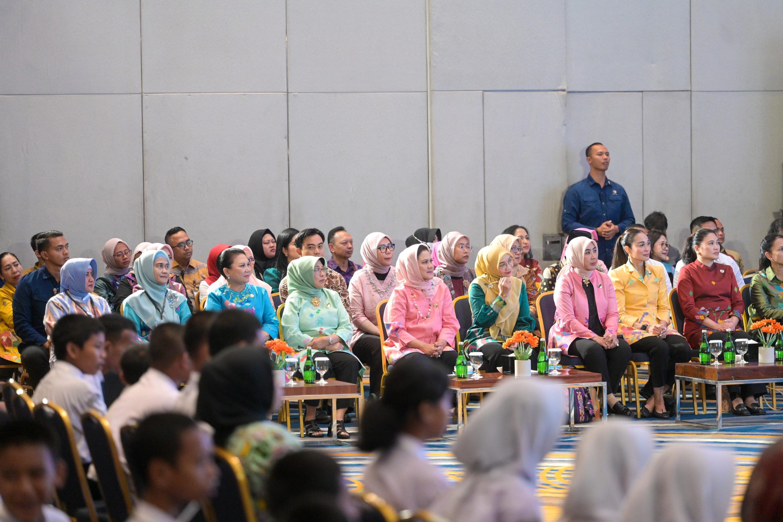 Indira Yusuf Ismail Dampingi Iriana Jokowi dan Anggota OASE KIM Edukasi Pelajar Makassar tentang Bahaya Narkoba