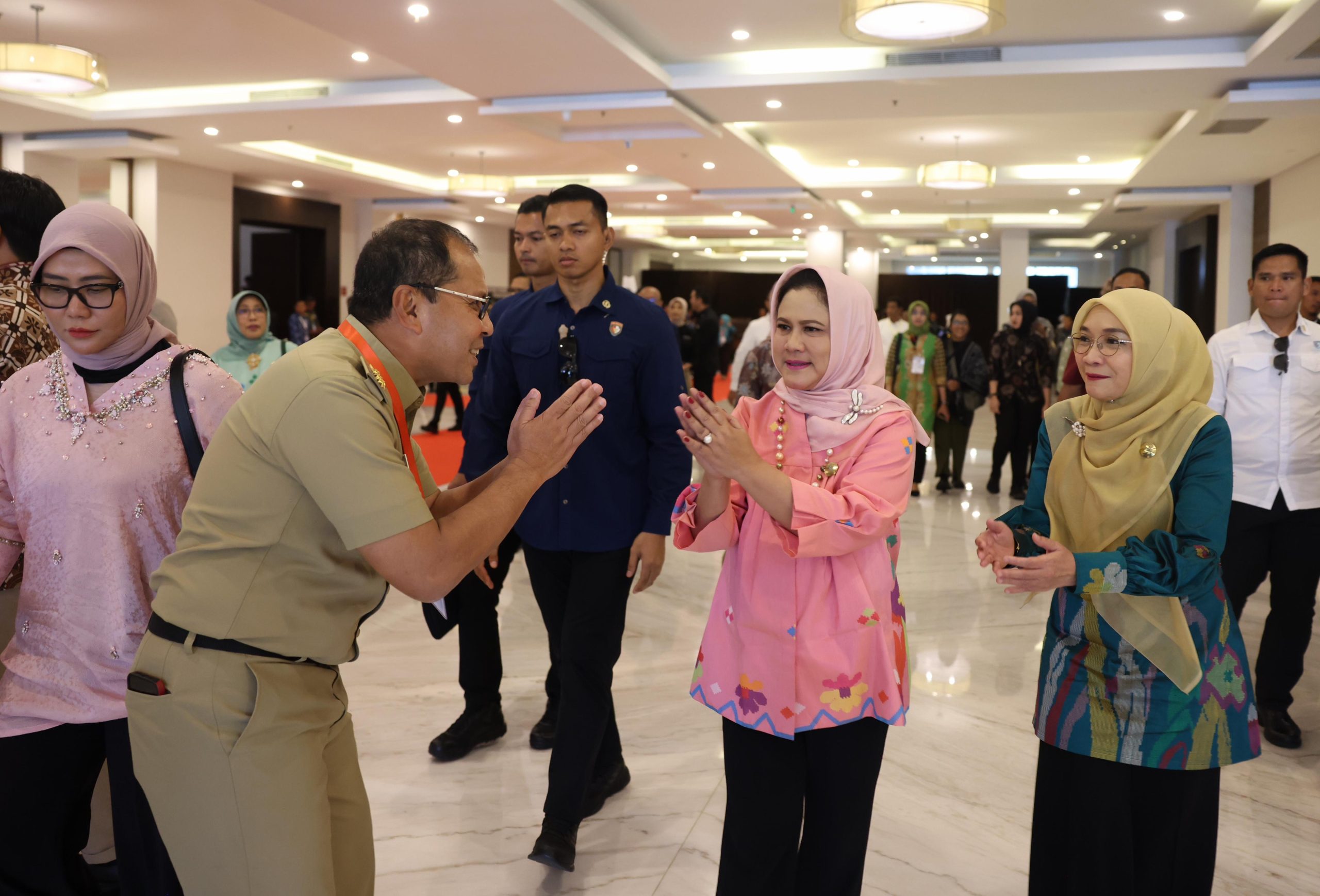 Danny Pomanto Sambut dan Dampingi Kedatangan Iriana Jokowi Dalam Kunjungan Kerja di Makassar