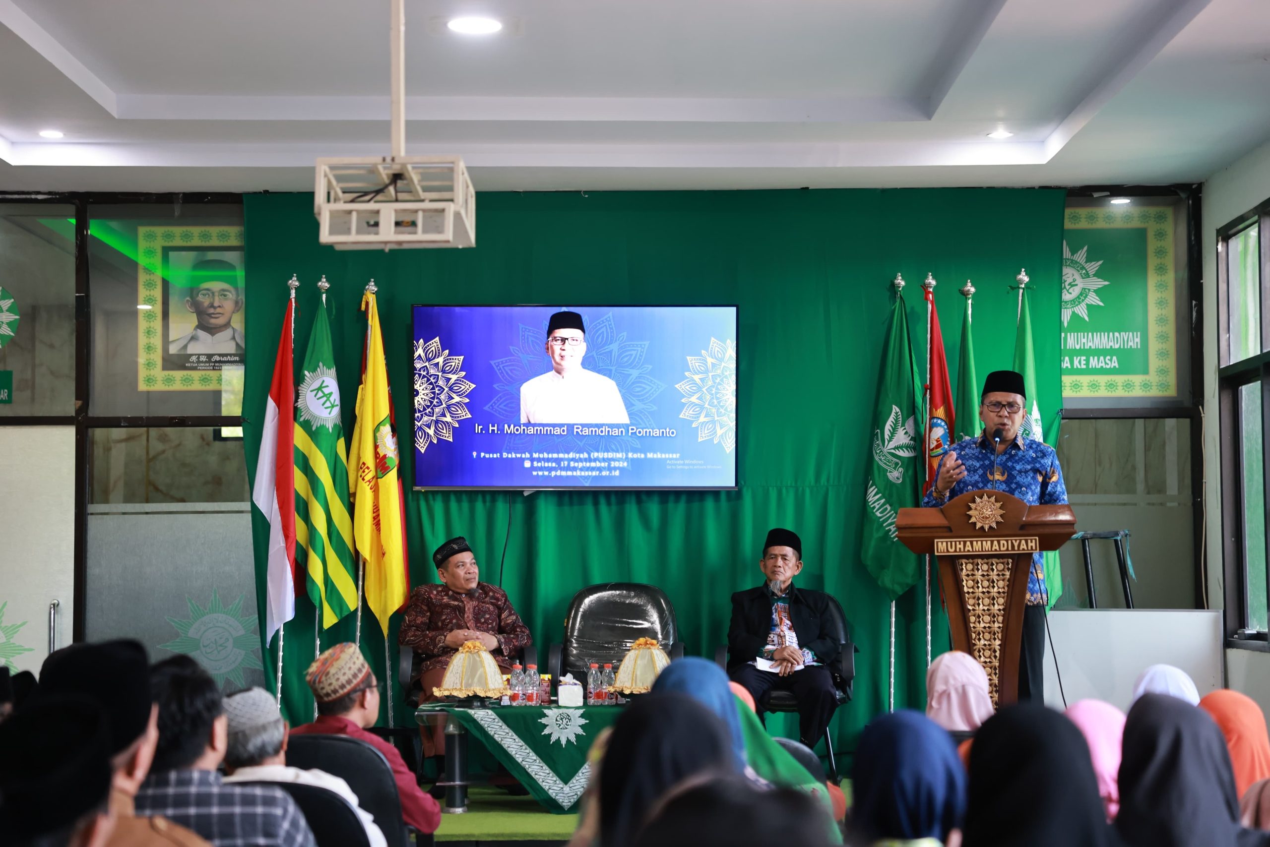 Danny Pomanto dan Pengurus Muhammadiyah Salat Ashar Berjemaah di Pusat Dakwah Muhammadiyah Makassar