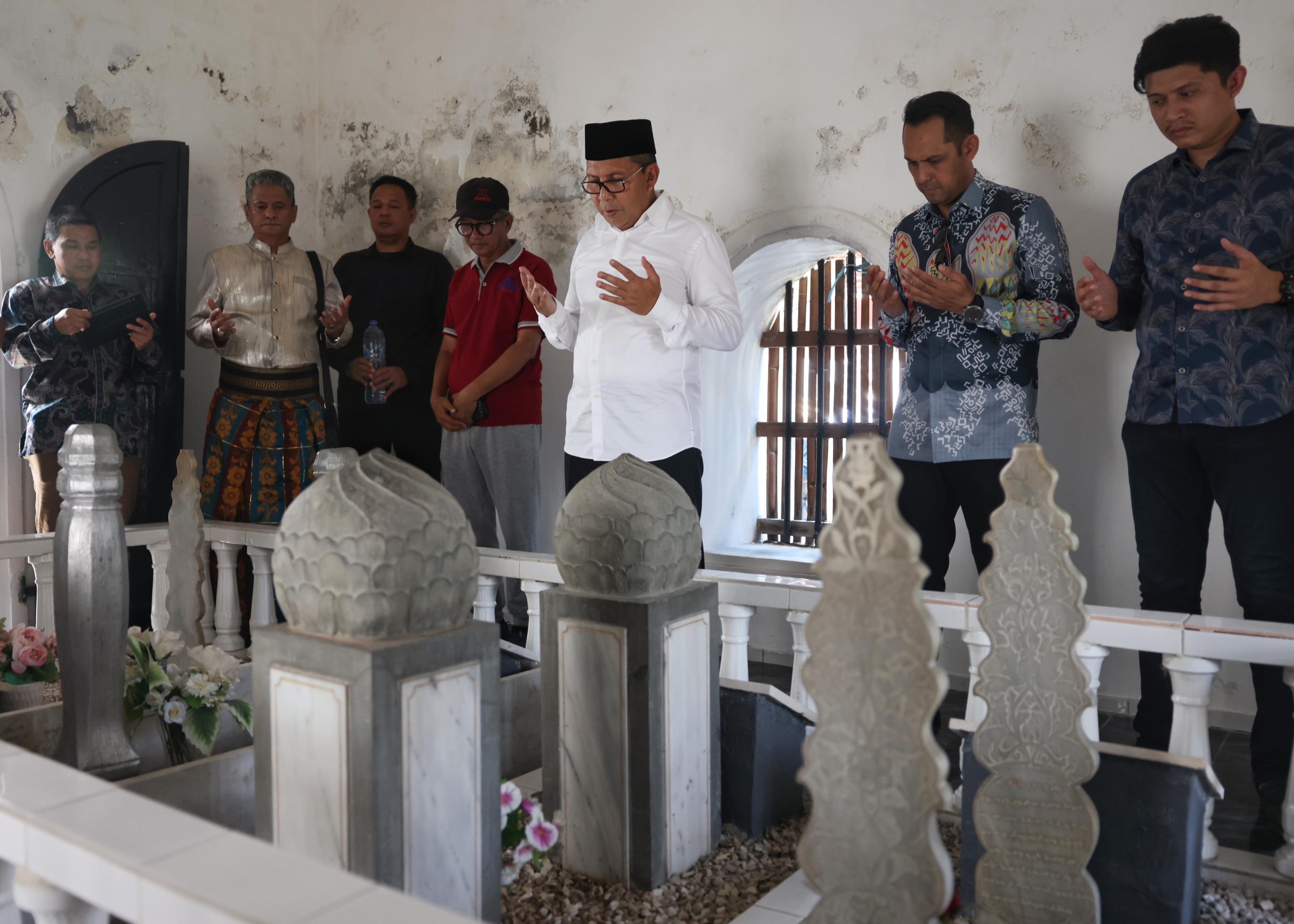 Danny Pomanto Ziarah ke Makam Ulama Besar Sulsel AGH Ambo Dalle di Mangkoso Barru