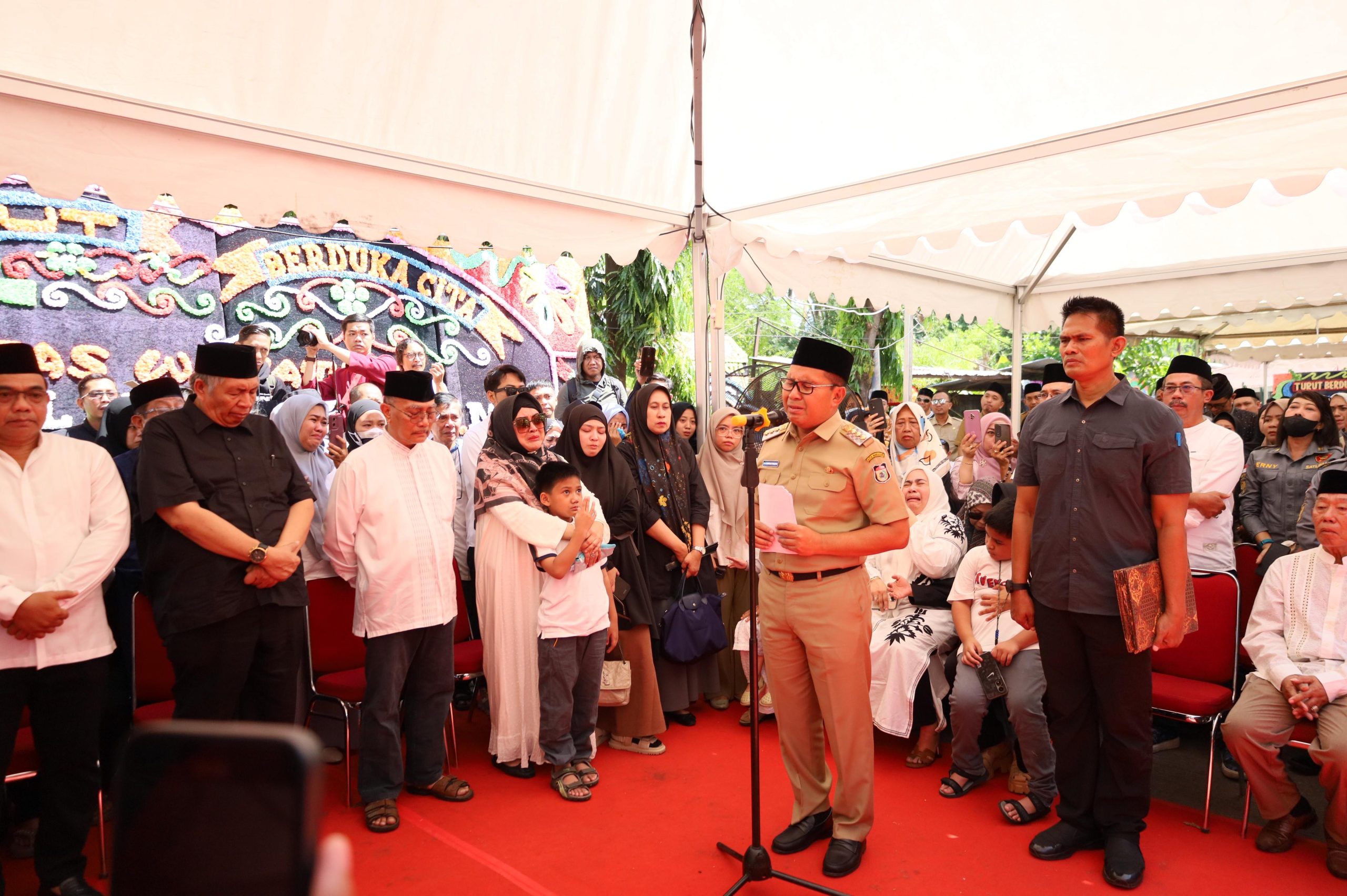 Tangis Danny Pomanto Pecah Saat Upacara Pelepasan Jenazah Almarhum Camat Ujung Pandang Syahrial Syamsuri