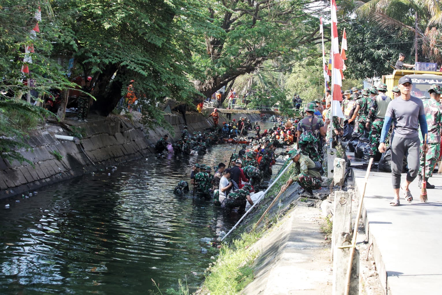 TNI, Kepolisian, Pemkot Makassar dan Masyarakat Bahu-membahu Bersihkan Kanal di Jalan Andi Djemma