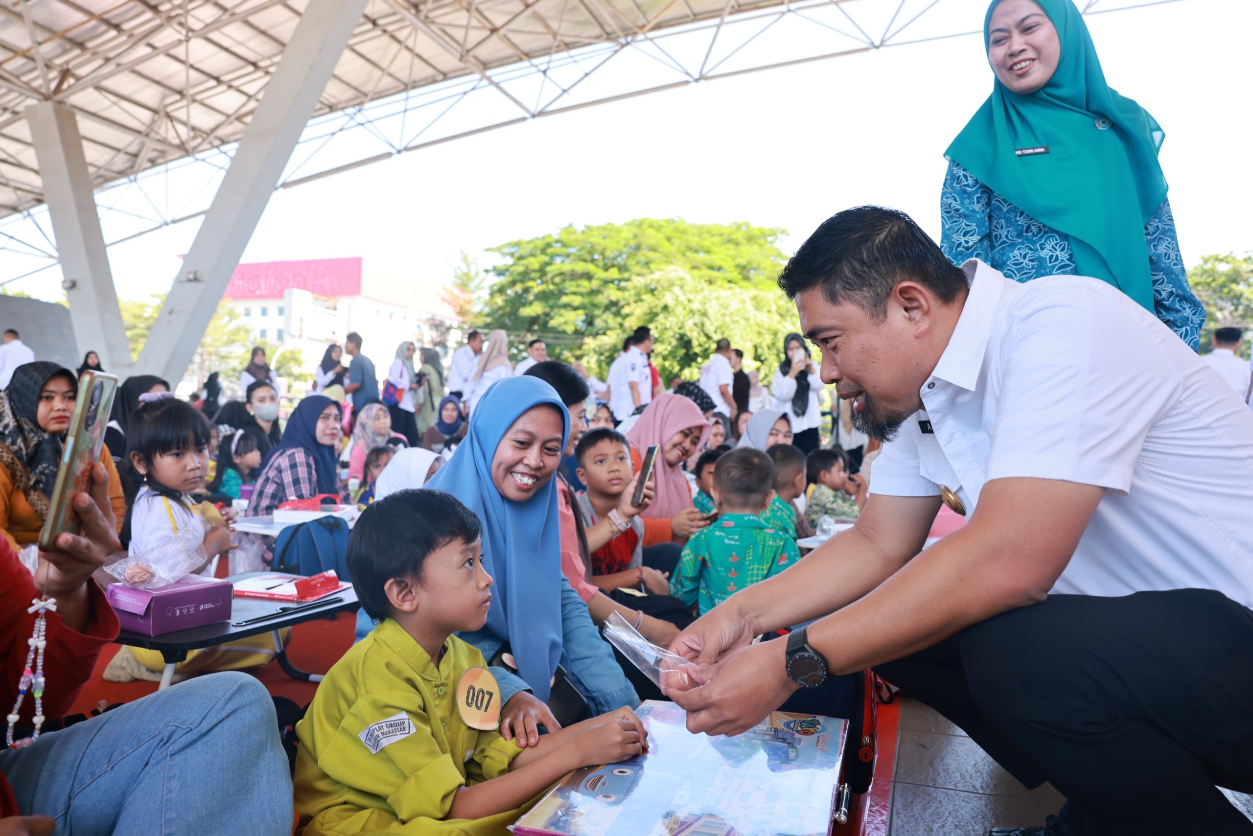 Pj Gubernur Sulsel dan Pjs Wali Kota Makassar Ajak Ibu dan Anak Gemar Konsumsi Telur Cegah Stunting