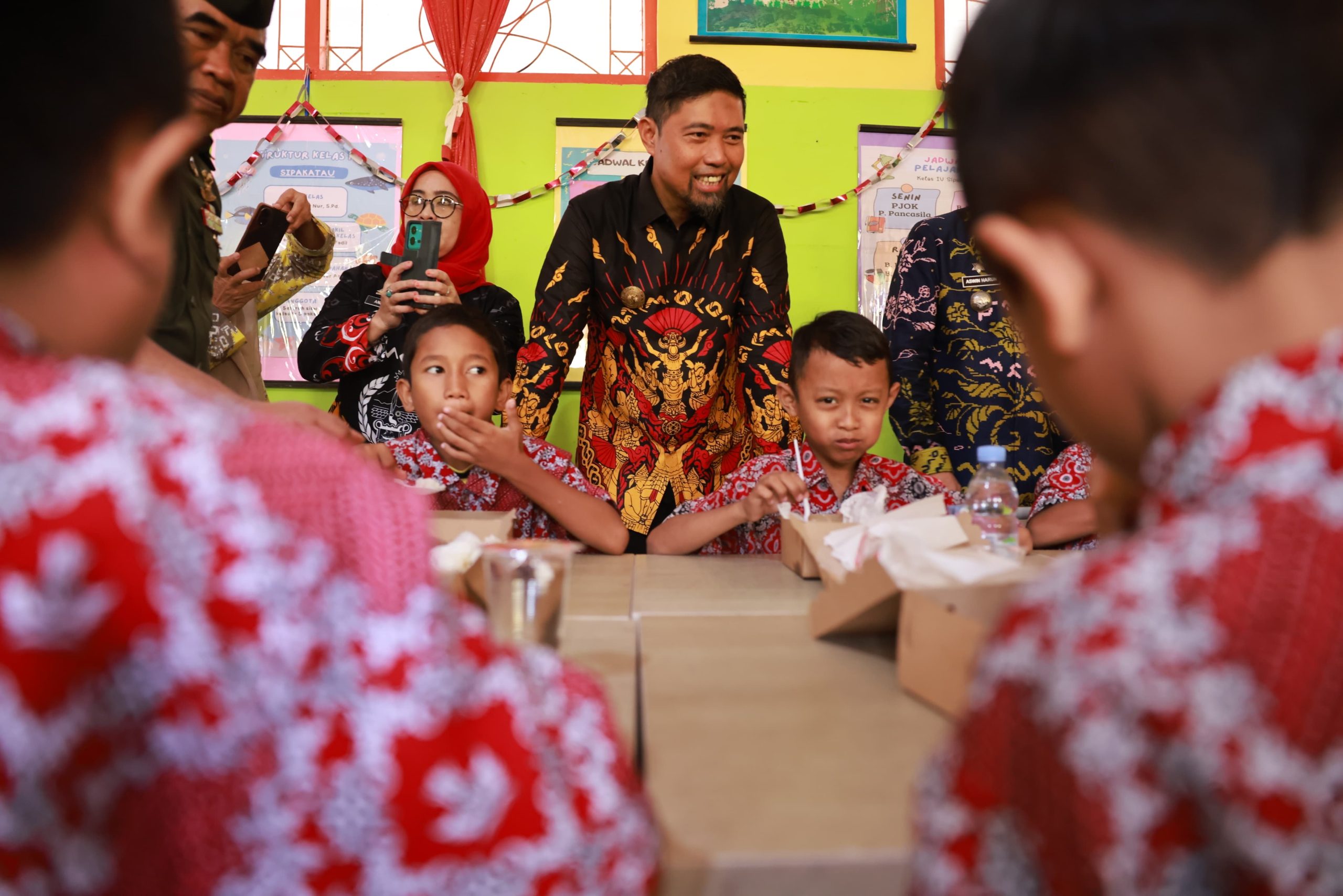 Pjs Wali Kota Arwin Azis Apresiasi Program Hasanuddin Peduli Anak Sekolah di Makassar