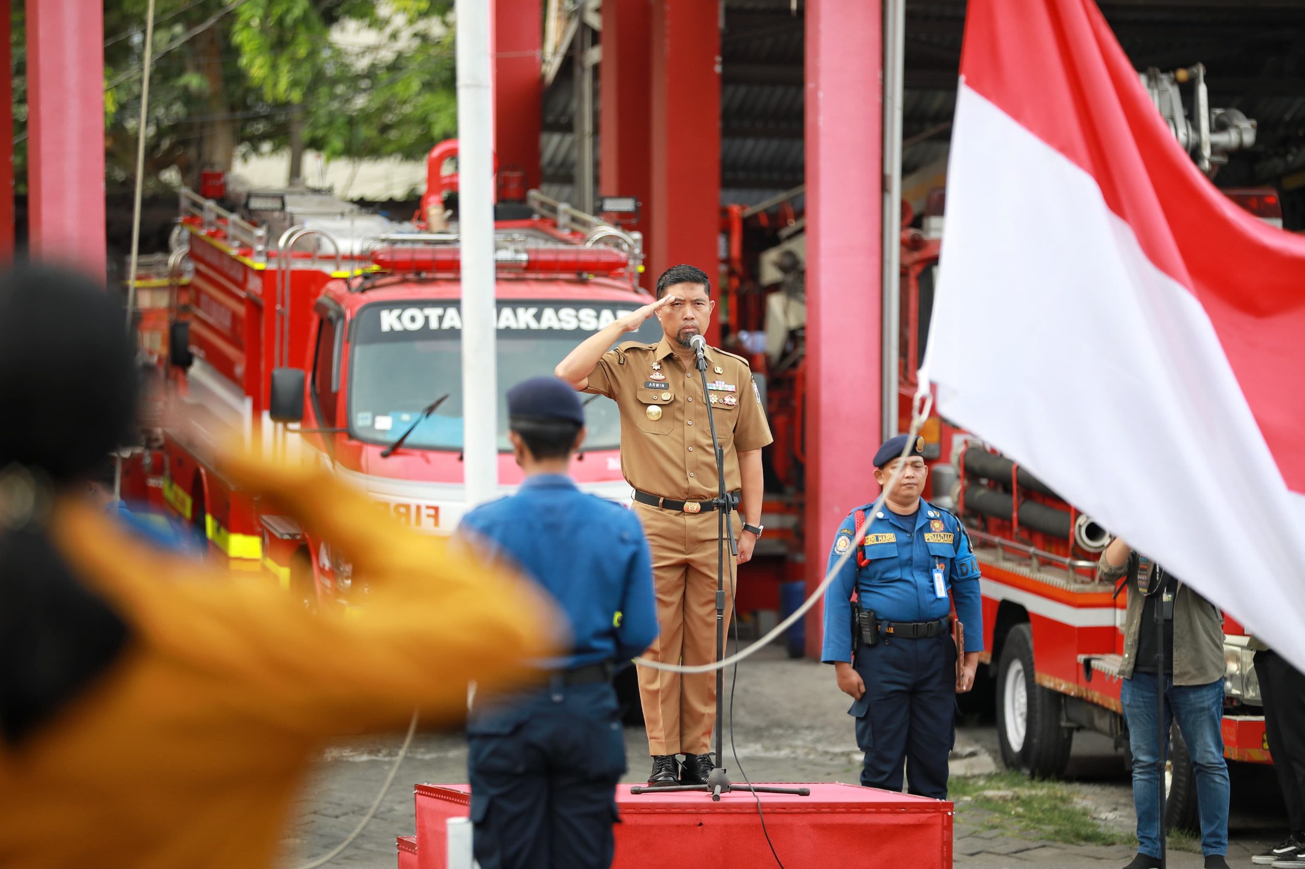 Pjs Wali Kota Makassar Arwin Azis Jadi Pembina Apel Pagi di Dinas Damkar: Tegaskan Pentingnya Kesiapsiagaan