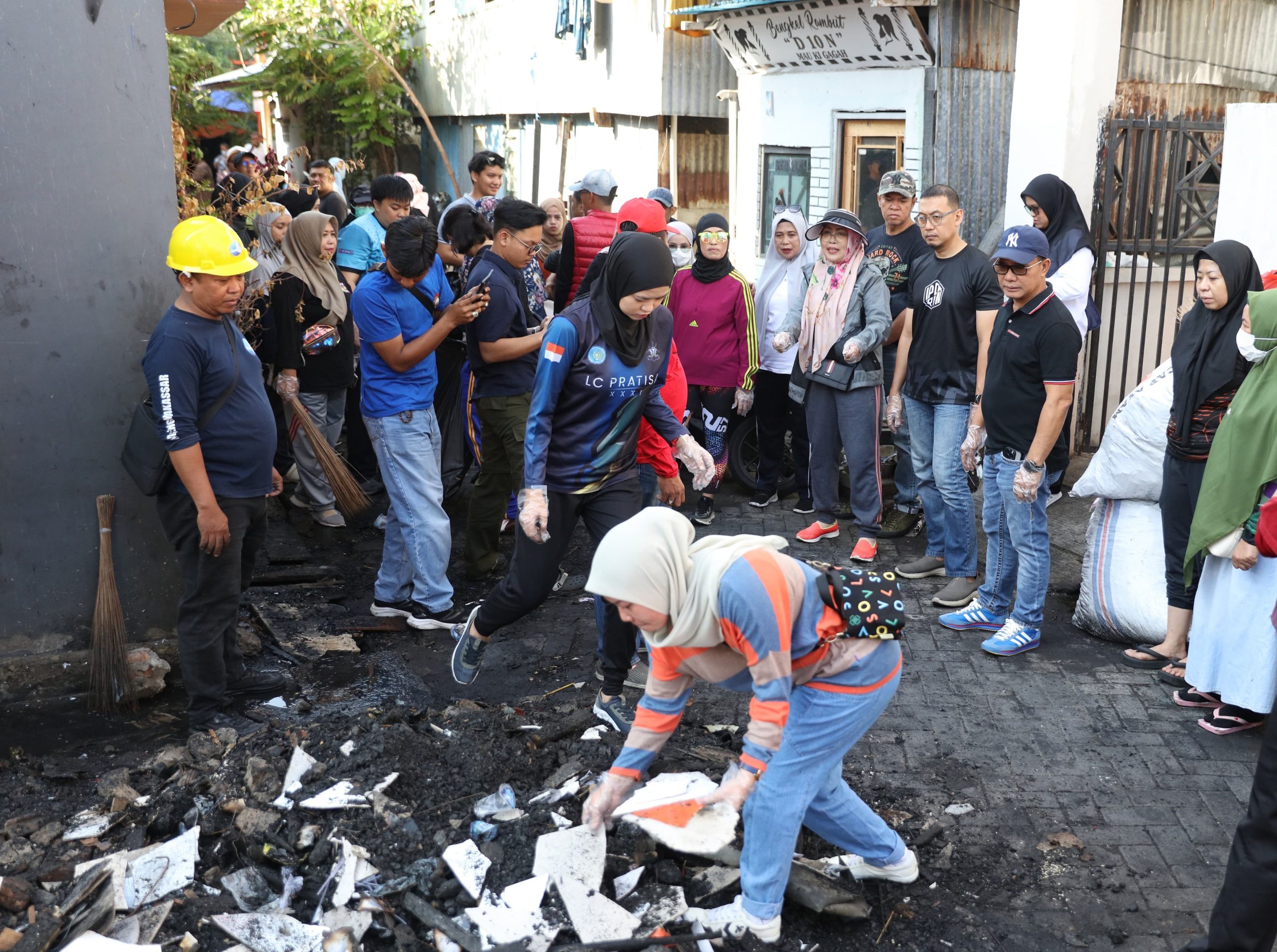 *Pj Sekda Kota Makassar Ikut Program Sabtu Bersih di Lokasi Kebakaran Jalan Laiya