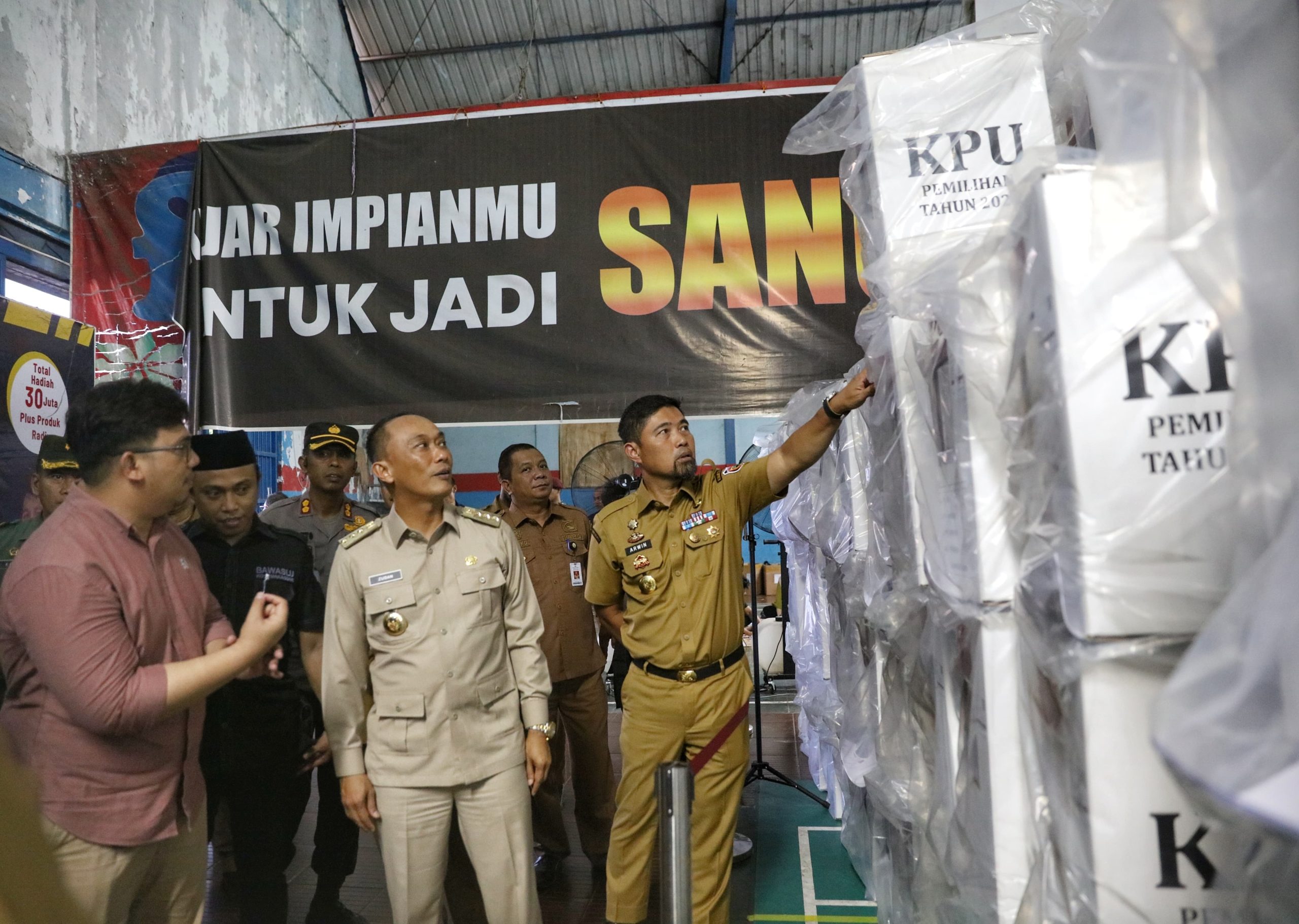 *Pjs Wali Kota Makassar Bersama Gubernur Sulsel Tinjau Gudang Logistik KPU