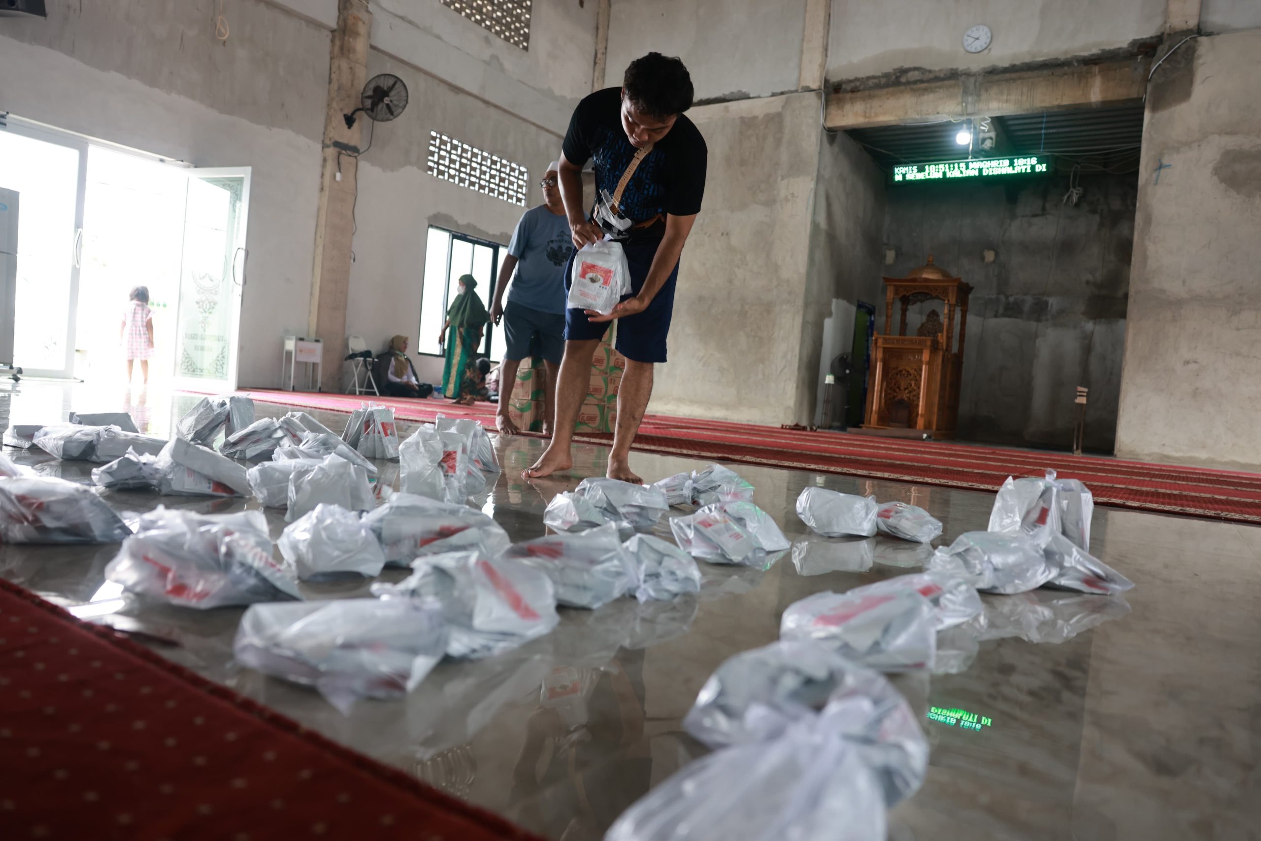 Banjir Surut, Warga Blok 8 Kelurahan Manggala Mulai Kembali ke Rumah