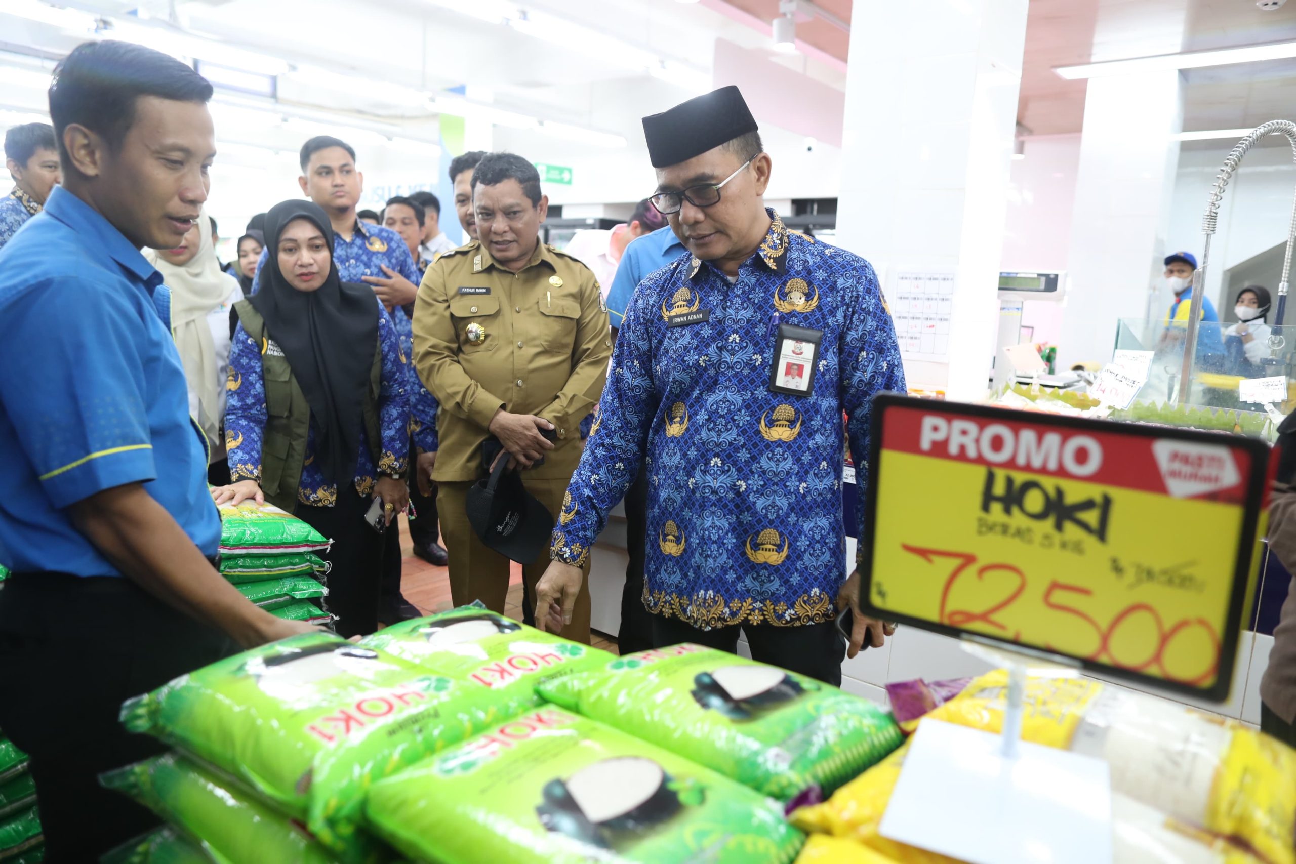 Jelang Nataru, Pj Sekda Tinjau Harga Pasar Tradisional dan Swalayan