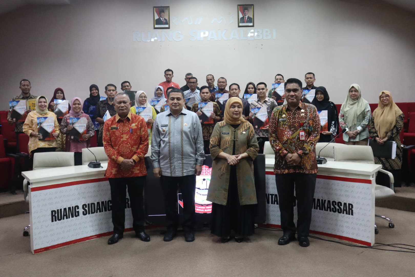 Wali Kota Makassar Serahkan SK Jabatan Pelaksana bagi Pegawai Mutasi Masuk
