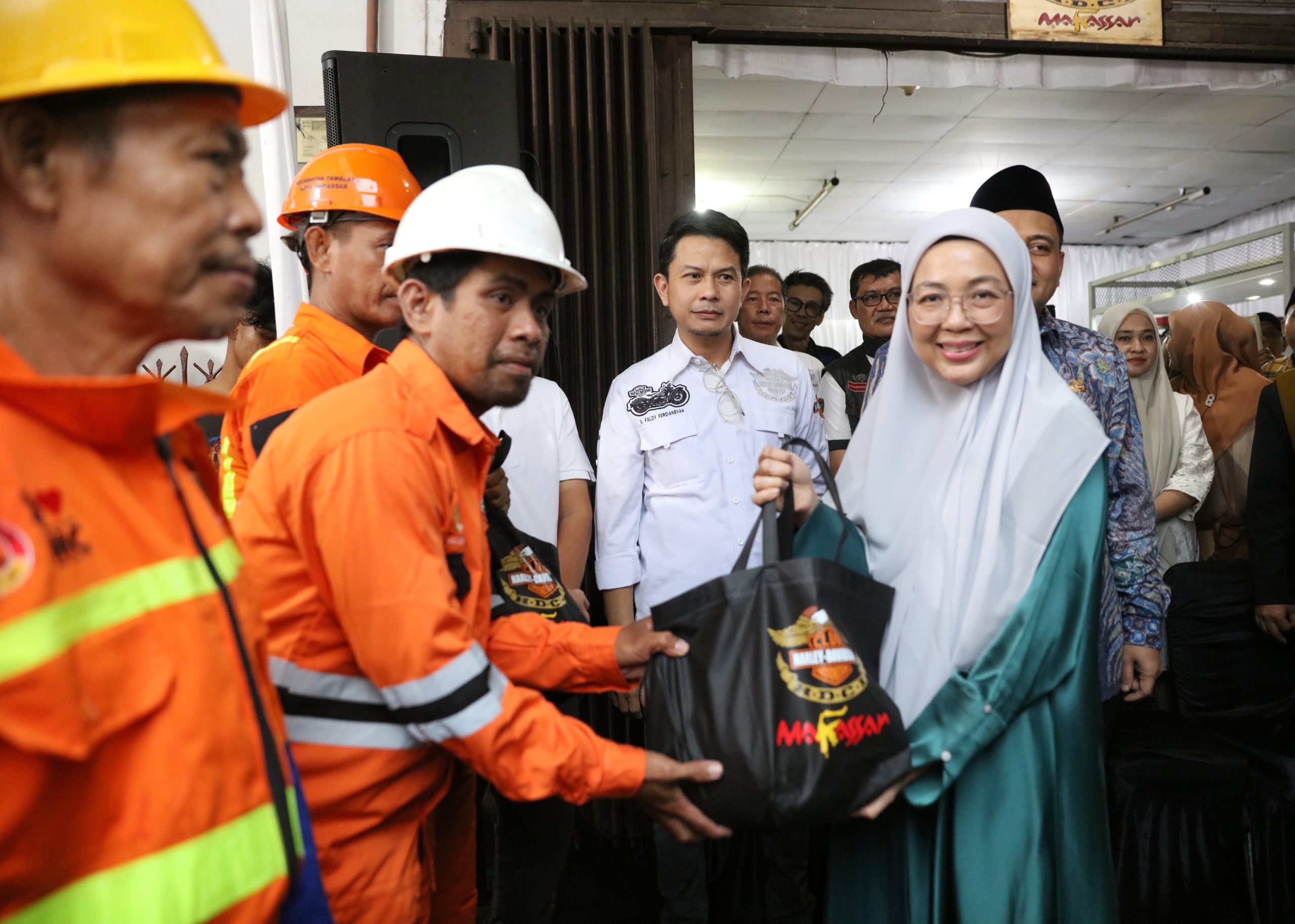 Melinda Aksa Serahkan Paket Sembako untuk Petugas Kebersihan dalam Bakti Sosial HDCI Makassar
