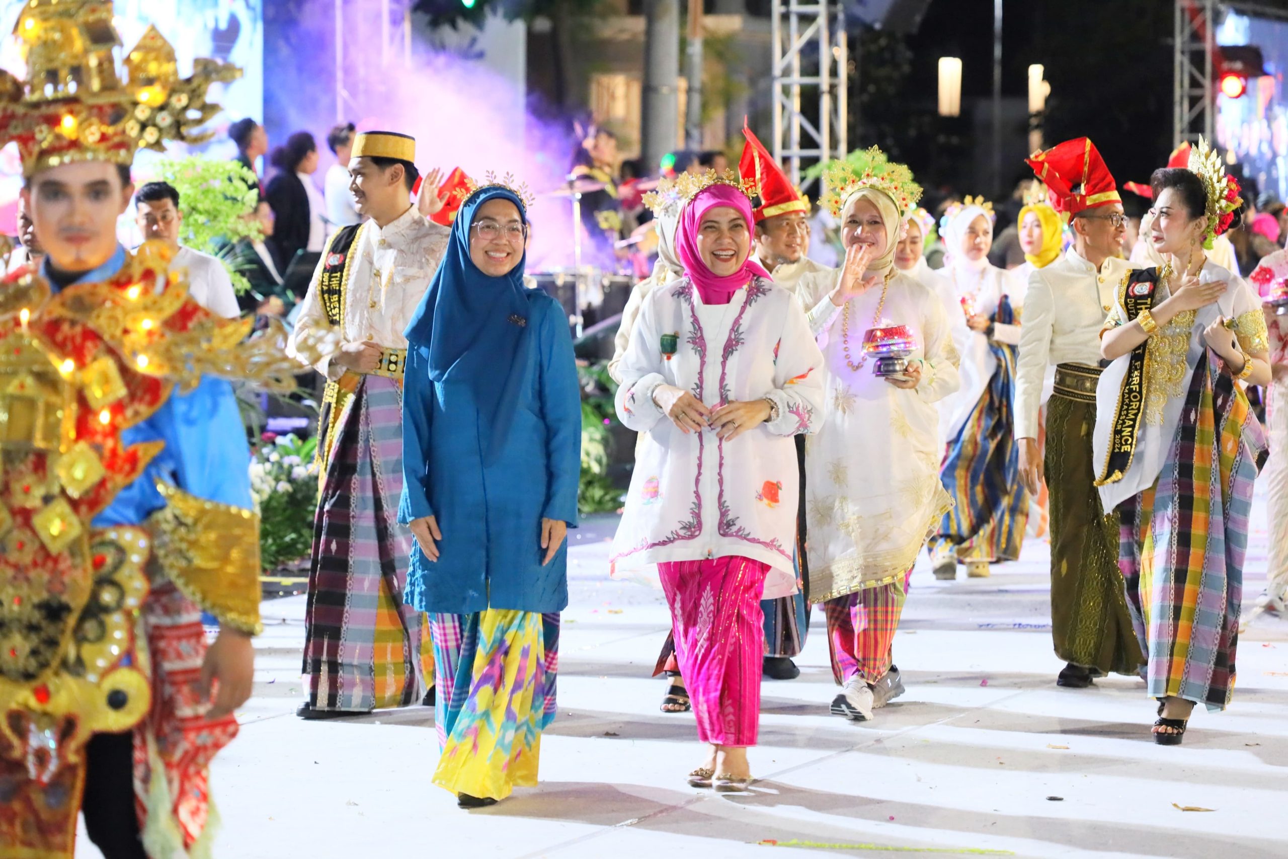 Wakil Wali Kota dan Ketua TP PKK Makassar Tampil Memukau di Karnaval Budaya APEKSI 2025