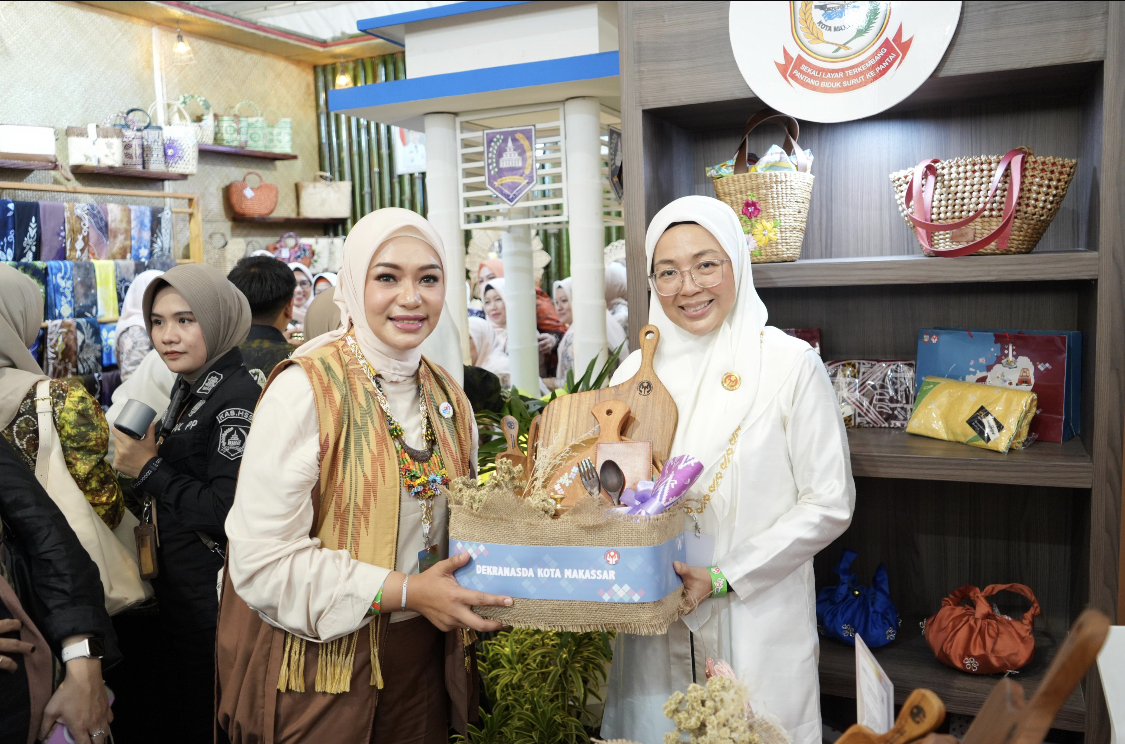 Booth Makassar Paling Ramai, Pengunjung Antusias Saksikan Demo Kerajinan Live
