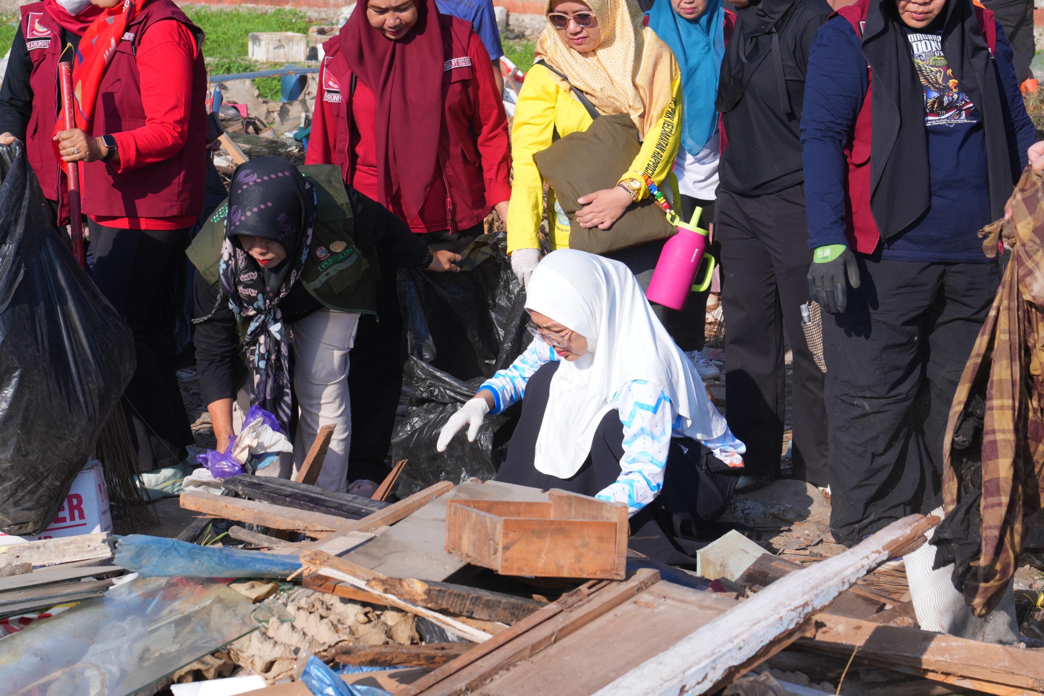 Dukung Rencana TPS3R, Melinda Aksa Pimpin Jumat Bersih di Talasalapang