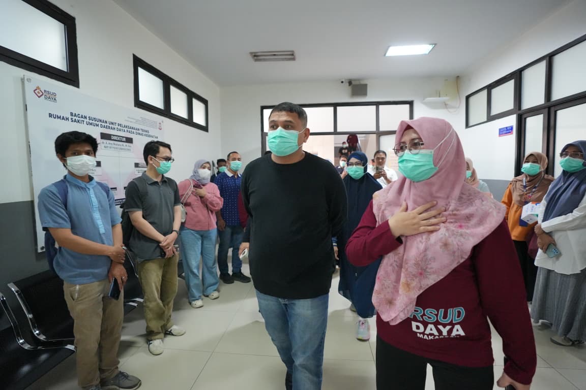 Wali Kota Appi Sambangi RSUD Daya, Bagi Masker hingga Cek Ruangan Pasien # Kabut Asap Kiriman Selimuti Makass