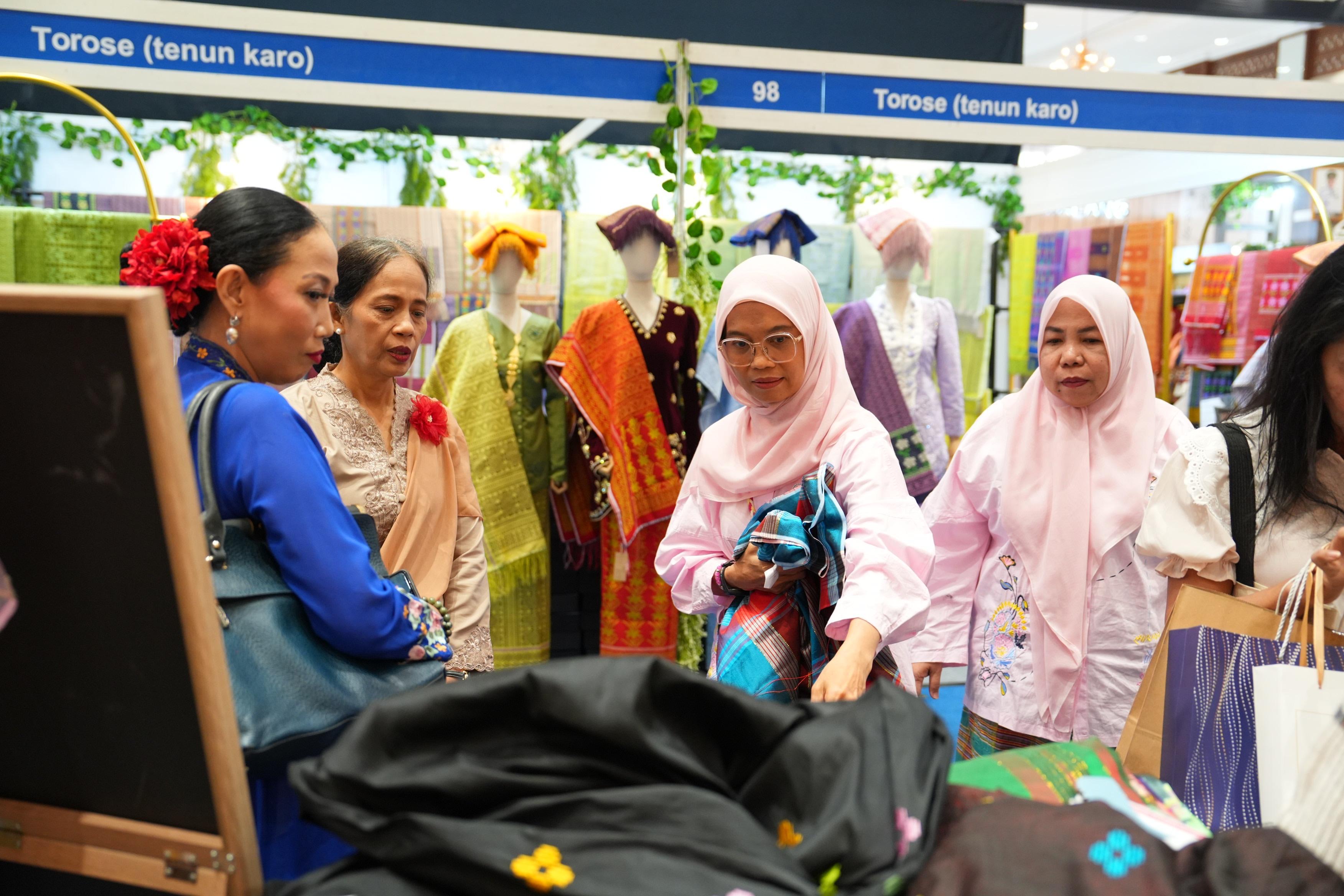 Empat Hari INACRAFT 2026, Kain Sutera Jadi Primadona Produk Dekranasda Makassar
