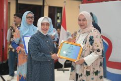 Indira Yusuf Ismail Beri Penghargaan Pemenang Lomba Jambore HKG PKK Kota Makassar